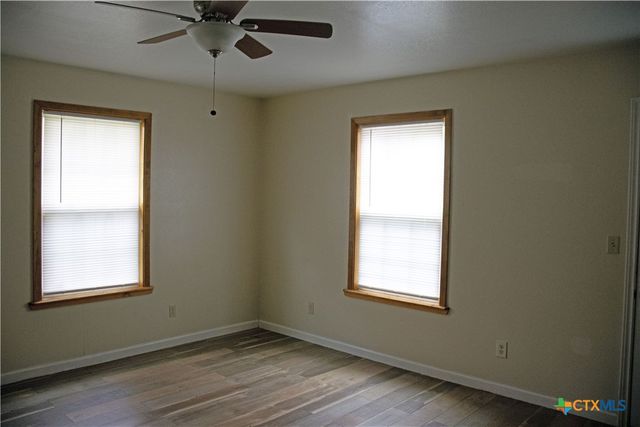 633 S Commerce Street, Lockhart, TX 78644