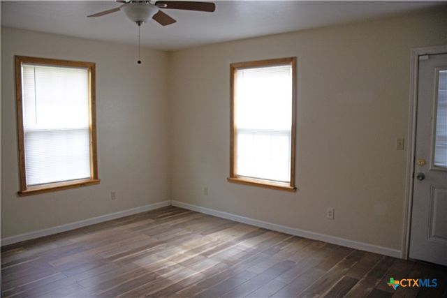 633 S Commerce Street, Lockhart, TX 78644