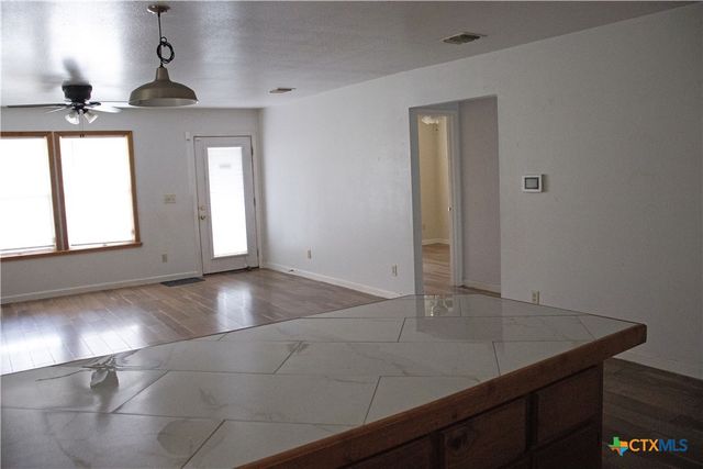 633 S Commerce Street, Lockhart, TX 78644