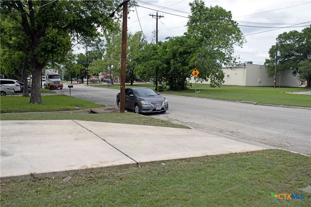 633 S Commerce Street, Lockhart, TX 78644