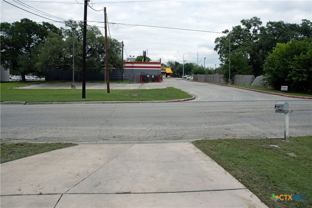 633 S Commerce Street, Lockhart, TX 78644