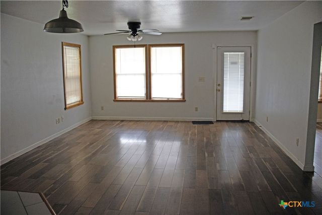 633 S Commerce Street, Lockhart, TX 78644