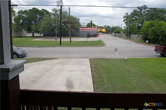 633 S Commerce Street, Lockhart, TX 78644