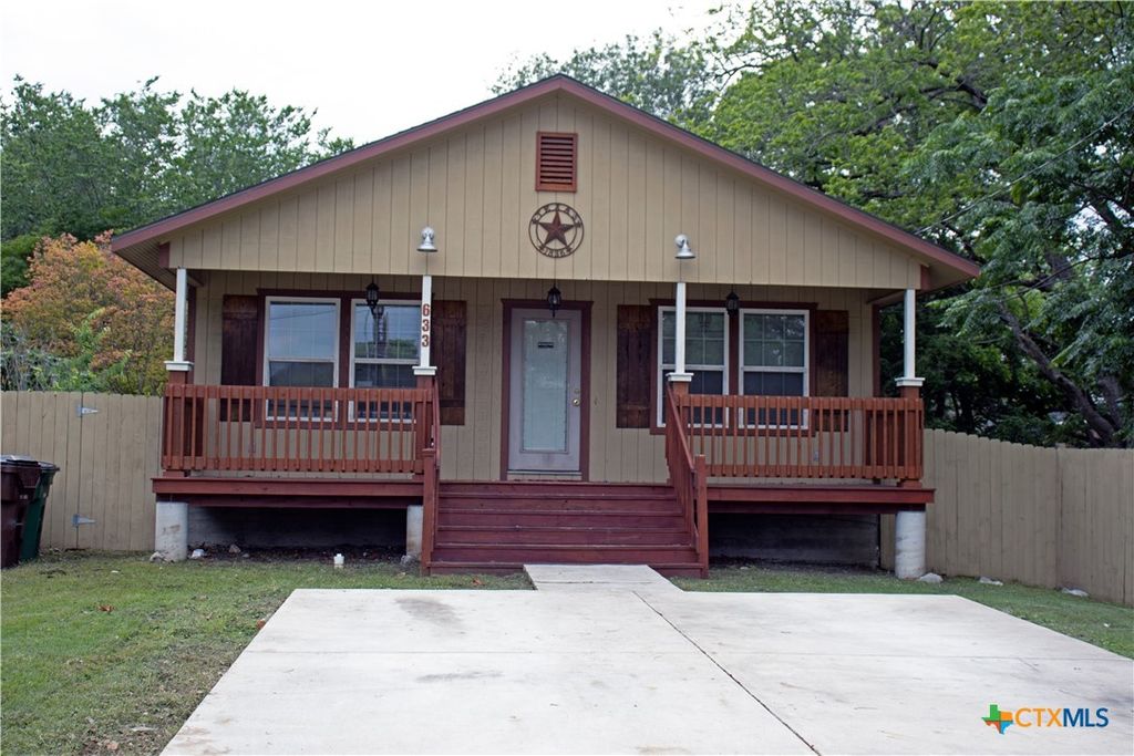 633 S Commerce Street, Lockhart, TX 78644