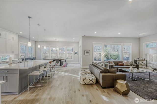 21811 SE 5th Place, Sammamish, WA 98074