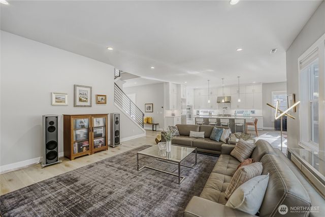 21811 SE 5th Place, Sammamish, WA 98074