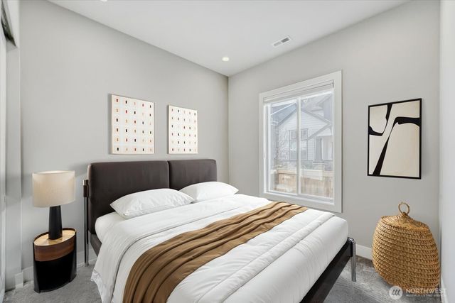 21811 SE 5th Place, Sammamish, WA 98074