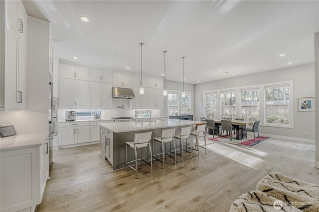 21811 SE 5th Place, Sammamish, WA 98074