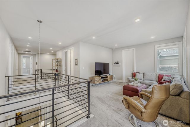 21811 SE 5th Place, Sammamish, WA 98074