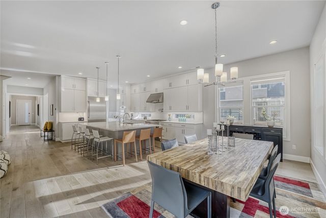 21811 SE 5th Place, Sammamish, WA 98074