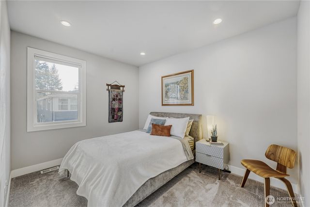 21811 SE 5th Place, Sammamish, WA 98074