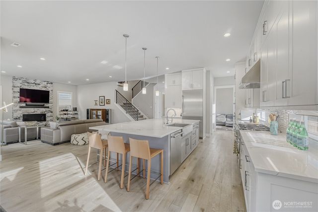 21811 SE 5th Place, Sammamish, WA 98074