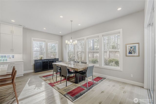 21811 SE 5th Place, Sammamish, WA 98074