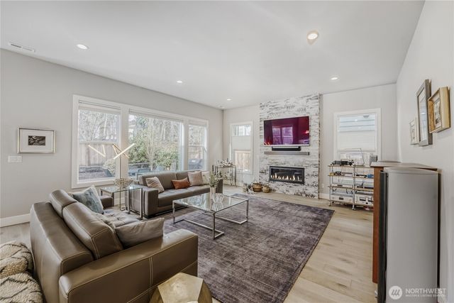 21811 SE 5th Place, Sammamish, WA 98074