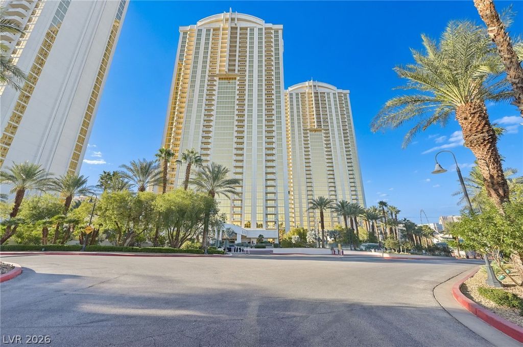 135 East Harmon Avenue 10714, Las Vegas, NV 89109 — photo 2