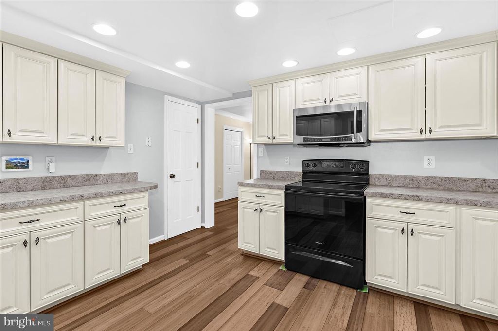 Image 11 of property listing at 7901 CITADEL DR, Severn, MD 21144