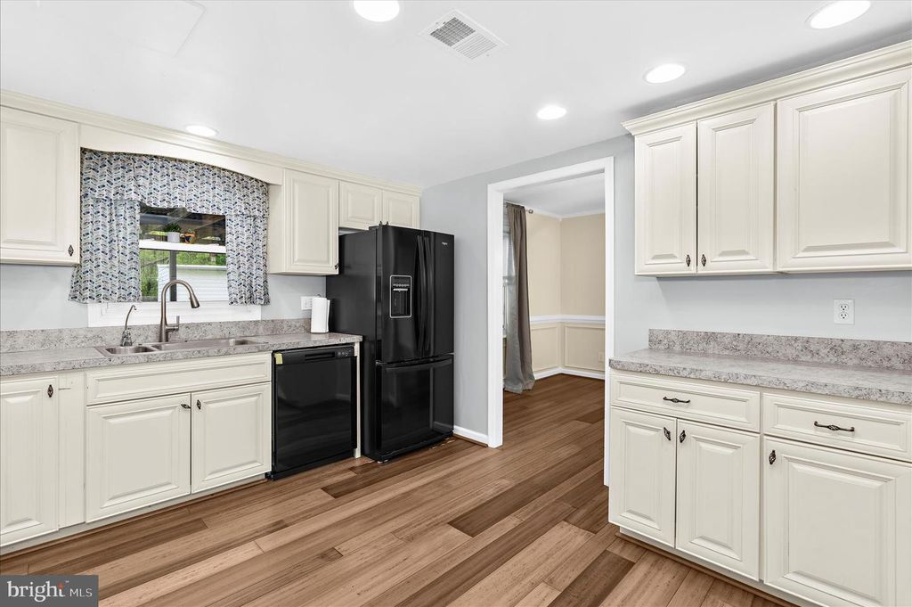 Image 12 of property listing at 7901 CITADEL DR, Severn, MD 21144