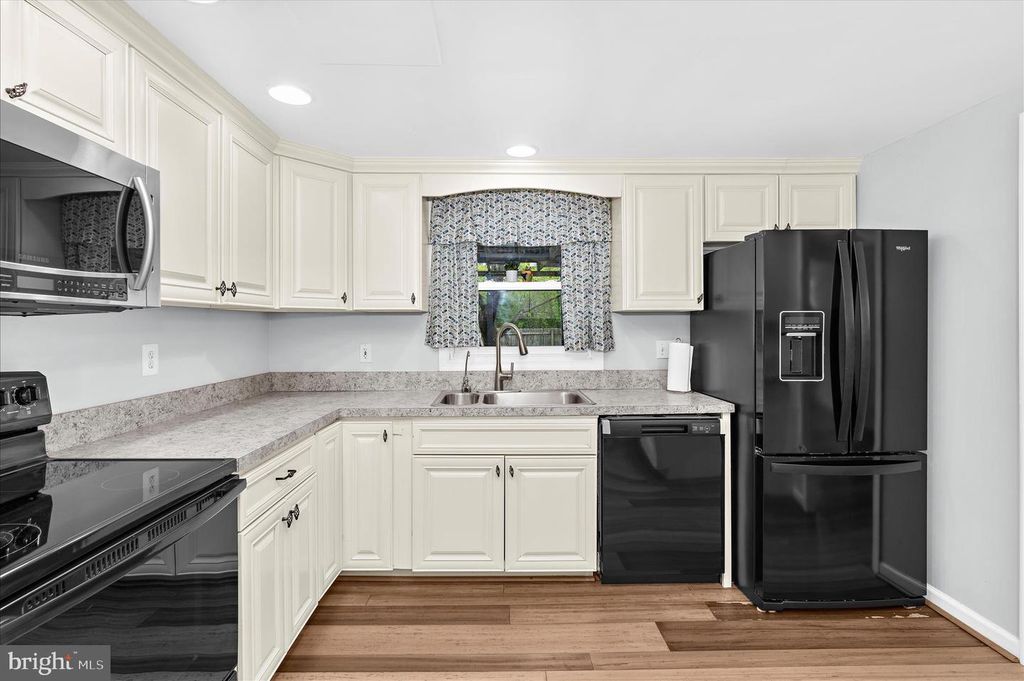 Image 13 of property listing at 7901 CITADEL DR, Severn, MD 21144