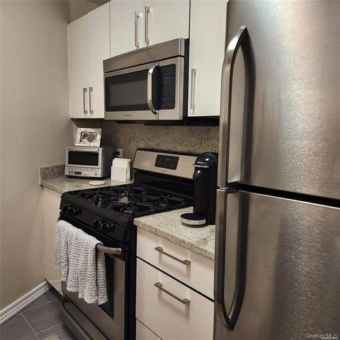 1 Bay Club Drive 4P, Bayside, NY 11360