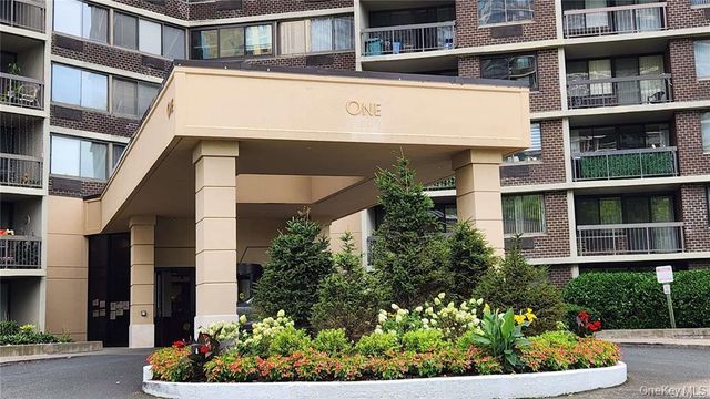 1 Bay Club Drive 4P, Bayside, NY 11360