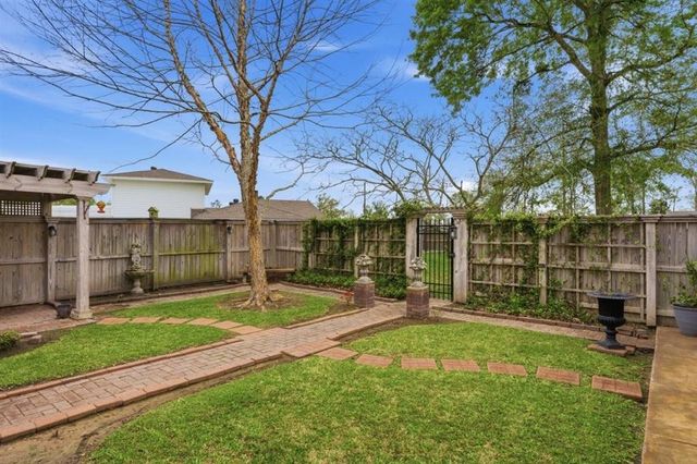 1304 Theriot Road, Lake Charles, LA 70611