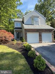1023 OAK KNOLL DR, Harrisburg, PA 17111