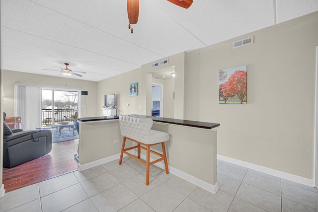 3451 N Carriageway Drive 305, Arlington Heights, IL 60004