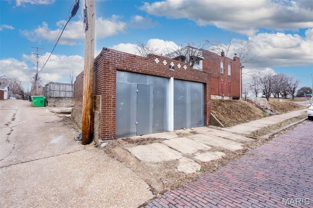 5427 S Broadway, St Louis, MO 63111