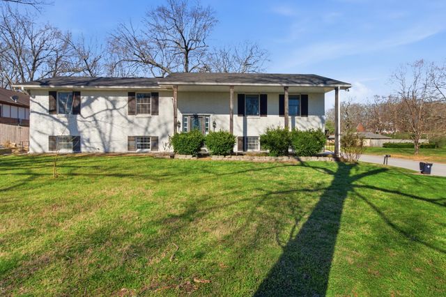 1157 Chateau Drive, West Plains, MO 65775