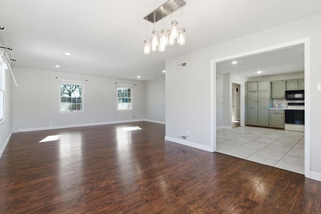 1157 Chateau Drive, West Plains, MO 65775