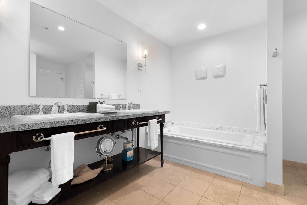 Image 8 of property listing at 5802 Palmetto Drive B-211, Isle Of Palms, SC 29451