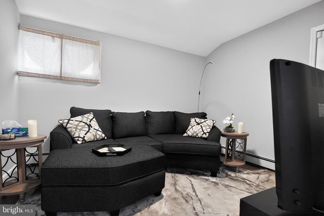 39 CABLE RD, Levittown, PA 19057