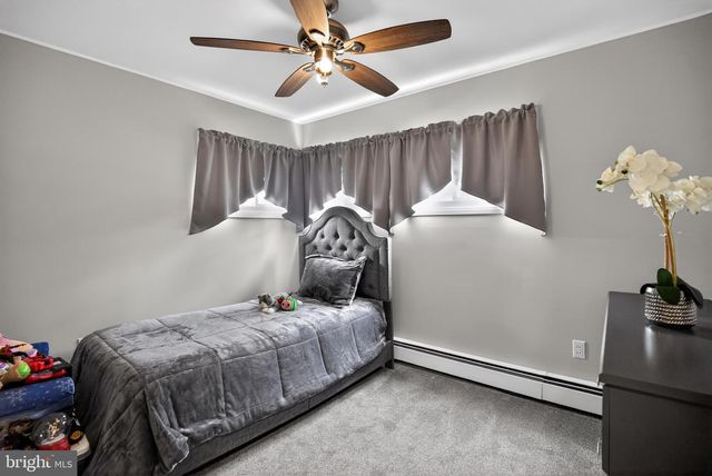 39 CABLE RD, Levittown, PA 19057