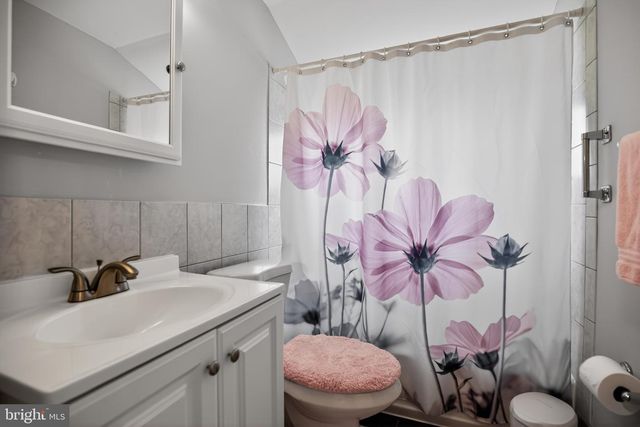39 CABLE RD, Levittown, PA 19057