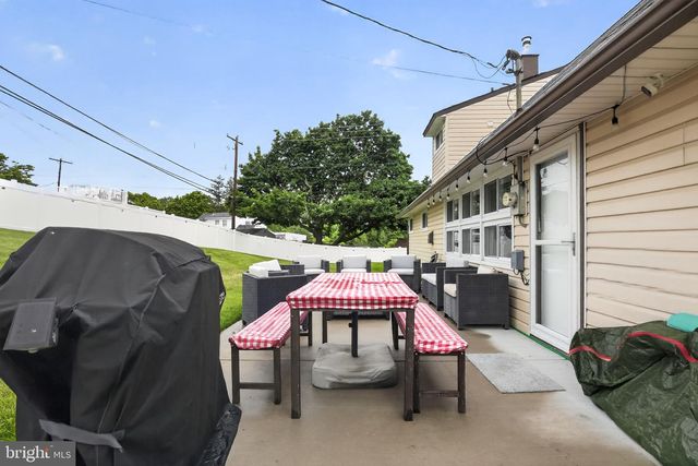 39 CABLE RD, Levittown, PA 19057