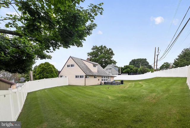 39 CABLE RD, Levittown, PA 19057