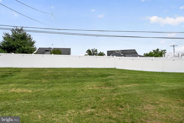 39 CABLE RD, Levittown, PA 19057
