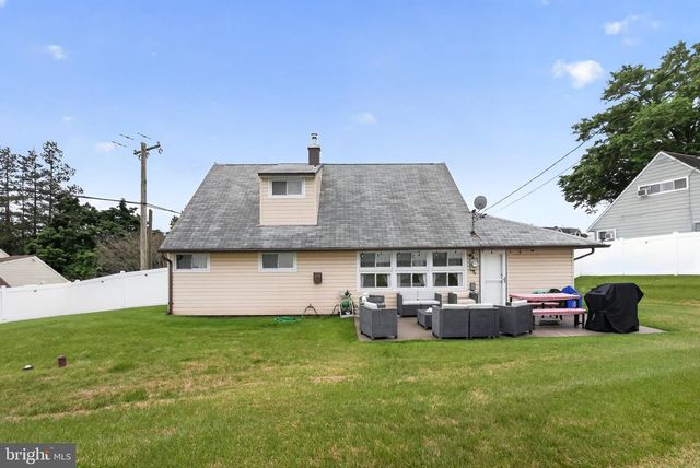 39 CABLE RD, Levittown, PA 19057