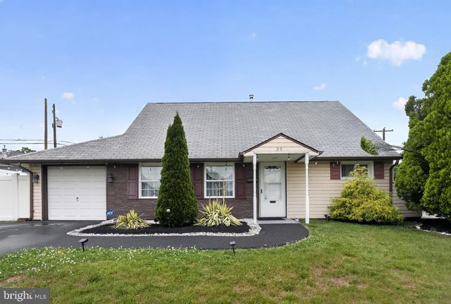39 CABLE RD, Levittown, PA 19057