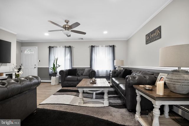 39 CABLE RD, Levittown, PA 19057