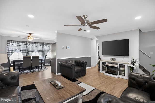 39 CABLE RD, Levittown, PA 19057
