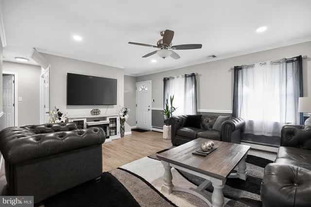 39 CABLE RD, Levittown, PA 19057