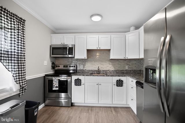 39 CABLE RD, Levittown, PA 19057