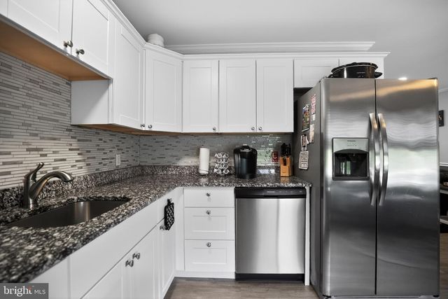 39 CABLE RD, Levittown, PA 19057