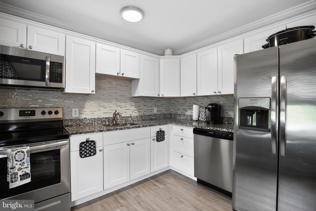 39 CABLE RD, Levittown, PA 19057