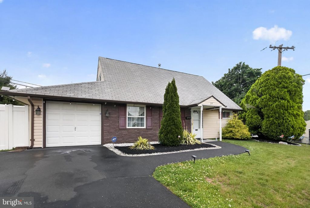 39 CABLE RD, Levittown, PA 19057