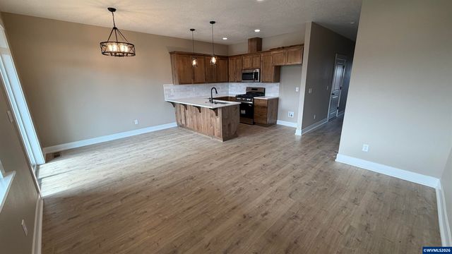 597 NE Evergreen Av, Dallas, OR 97338