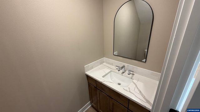 597 NE Evergreen Av, Dallas, OR 97338