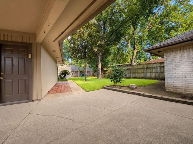 13126 Meadow Leaf Lane, Houston, TX 77039