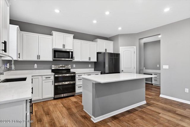 4001 Cobblestone Ln, La Grange, KY 40031